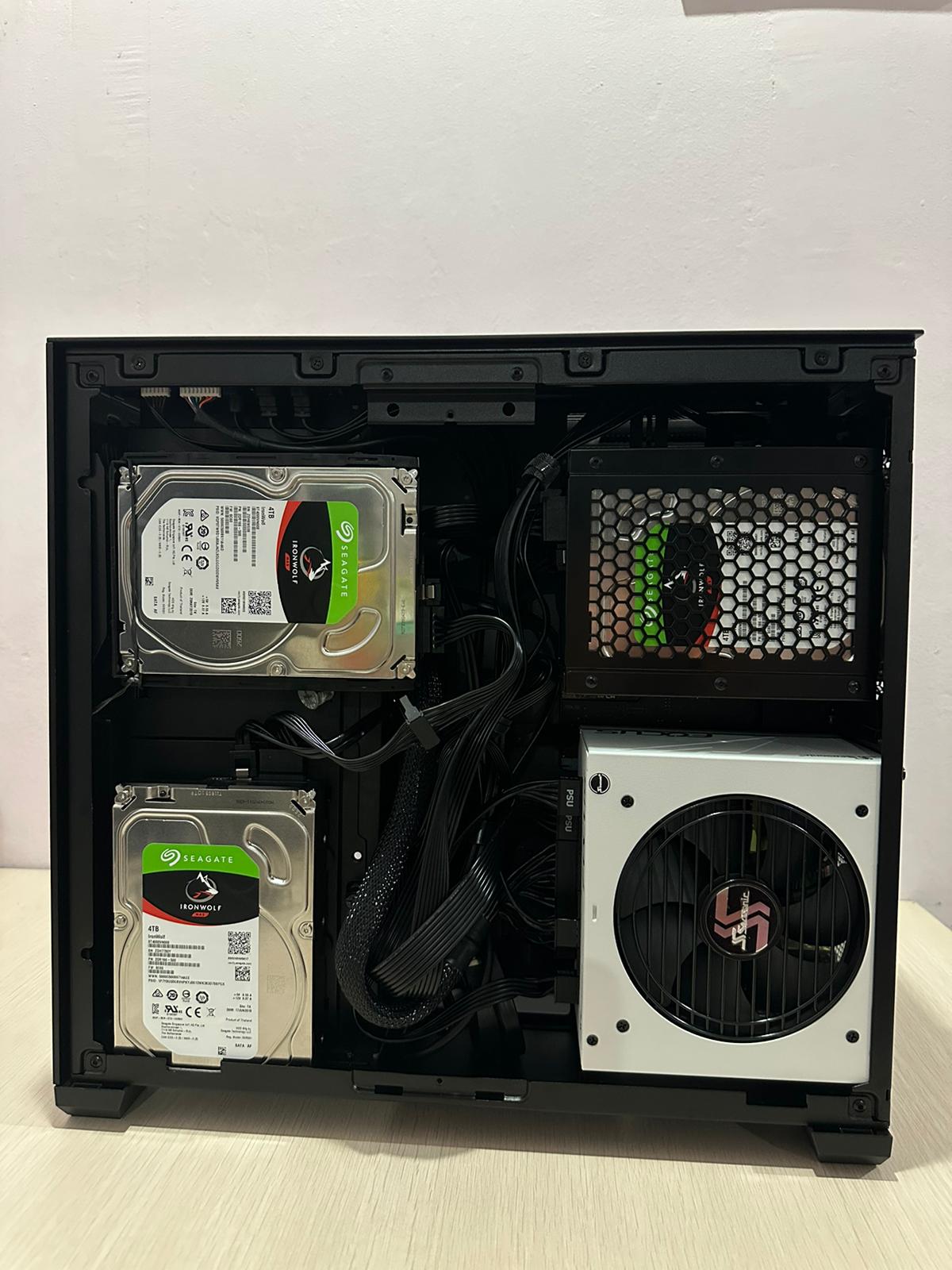 The side of the O11 Air Mini case has 2 vertical mounts for 3.5 inch HDDs below the I/O panel. Next to those 2 slots to the right are 2 vertical mounts for 2.5 inch drives. At the top left, the 3.5 inch drive is rotated clockwise so that it protrudes into the part of the case meant for 2.5 inch drives so that there is enough space for cabling.